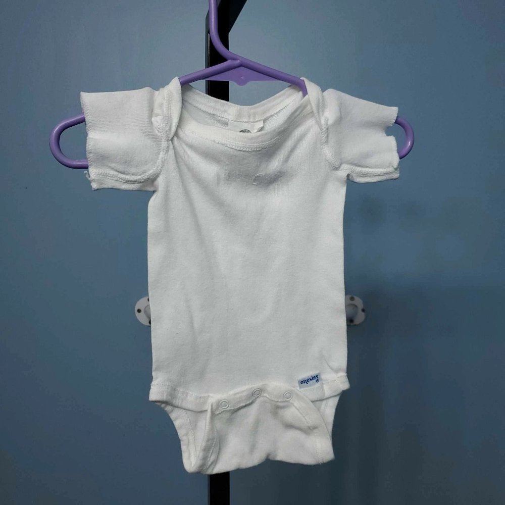 4/$10 Gerber White Onesie |Size: Newborn